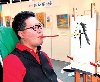 口で描く障がい画家　牧野 文幸(岡山県)