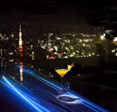 東京のロマンティックな夜景にも花火