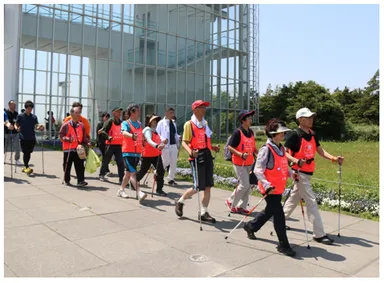 グループメンバーと談笑しながらウォーキング