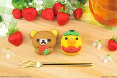 リラックマが15周年にちなみ“イチゴ(1・5)”姿の和菓子に！キイロイトリはイチゴになりきった姿でローソンに登場