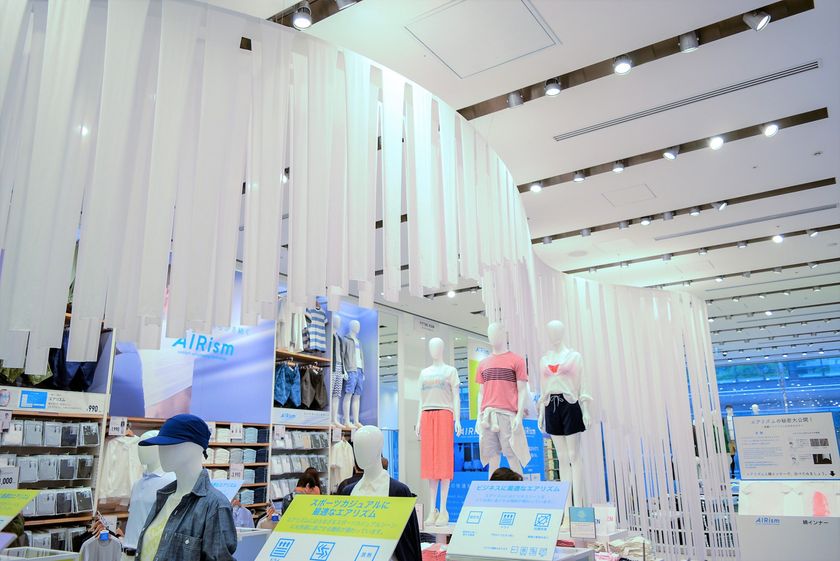 一度触ったらやめられない！
NY、パリで話題になったエアリズムカーテンがユニクロ銀座店に！
インスタ映えする美しさも大好評の話題スポットが新登場。
