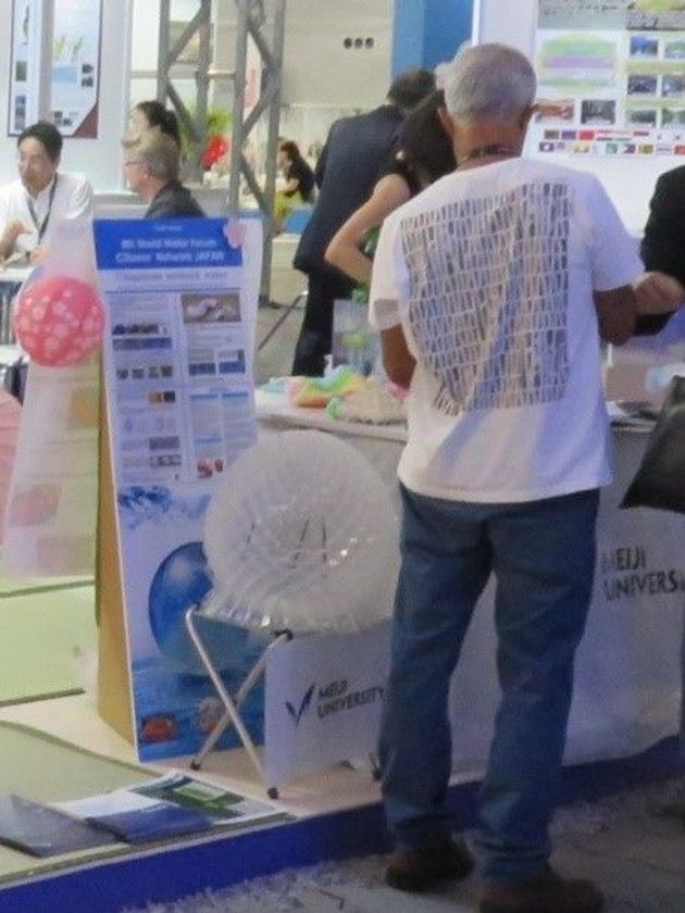 理工学部機械工学科 石田祥子専任講師ら
球状ハニカムコアを開発 第8回世界水フォーラムにて発表
干ばつ地域にも水を運べる容器として期待