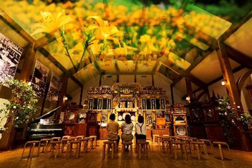 六甲オルゴールミュージアム　特集コンサート
「六甲山の花々とオルゴール～バラの香りに包まれて～」
自動演奏ピアノを使ったフラワーアレンジメントも展示