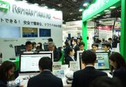 Japan IT Week 春のRemoteMeetingブースでWeb会議を体験のために集まった人々