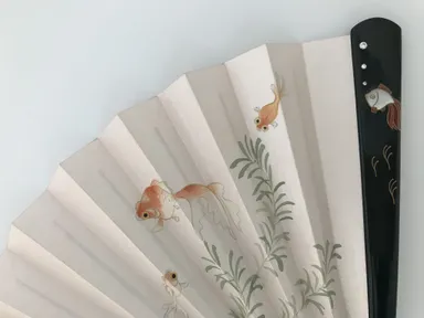 《美風扇》「金魚」金魚の口から出る泡をサイズの異なるダイヤ3粒のグラデーションでユーモラスに優美に表現(ディテール)