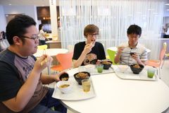 健康診断でも見つからない“かくれ高血糖”対策　社員食堂で「大豆ファースト 2週間チャレンジ」スタート　ランチメニューに「蒸し大豆」の小鉢をもれなく追加　～ 5月14日(月)～25日(金)の期間限定で実施 ～