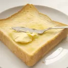 バターやオリーブオイル、ココナッツオイルなどの脂肪を塗って食べるほうが血糖値が上がりにくい！