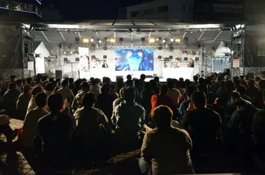 多くの観客で沸いた両国橋西公園野外ステージ