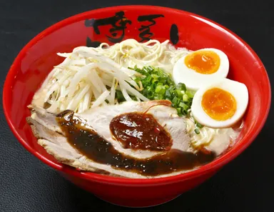 「豚骨ラーメンスペシャル(玉子入り)」15ユーロ(約1,950円)
