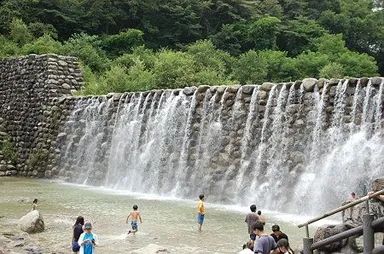 べるがの敷地には滝も流れ豊かな自然に囲まれている