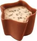 ミルクチョコレートのカップに、香り高いアイスコーヒー風味のフィリング