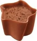 ミルクチョコレートのカップに、クリーミーなティラミス風味のフィリング