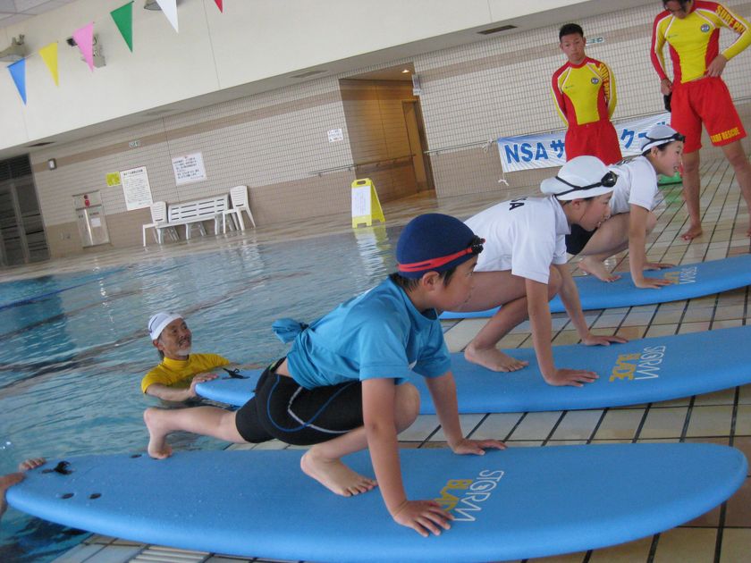 亀田製菓の「ハッピーターン」が
すこやかで夢を持つ子供たちの成長を願い
「NSAサーフスクール」を応援します