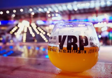 夜は駅前のライトアップと共に