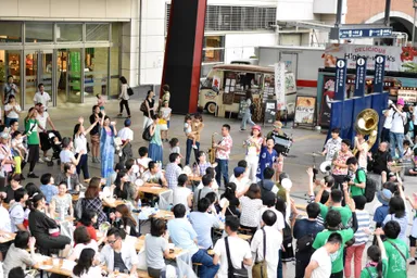 客席横でのパフォーマンスに会場は一気に興奮！