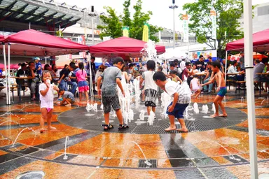 家族で楽しめる(噴水遊び)