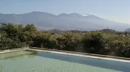 浅間山を望む人気の明神館の露天風呂