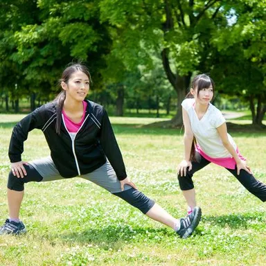 なわとびの前後にはストレッチを行うなど、準備運動とクールダウンを必ずするようにしましょう。