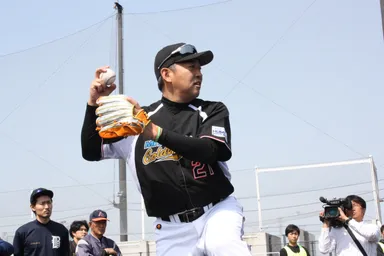 投球時のフォームについて説明する西崎氏