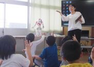 人型ロボットが英語の先生に　日本初となる文部科学省の新教材を活用した公立小学校での授業を開始