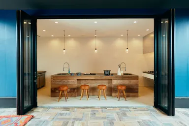 全長8m以上の豪華なキッチン