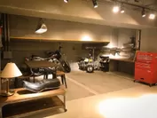 バイク好きの社員が地下室をガレージとして使用