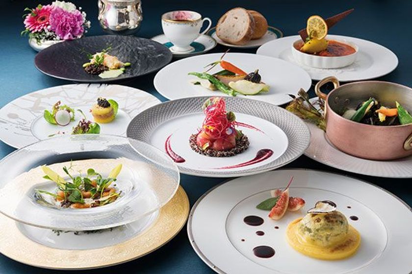 「野菜」が持つ可能性・美味・彩りをフレンチで
夏を迎える、“野菜づくし”のフルコース
岩塩で蒸しあげた夏野菜×鮑の旨味、赤ピーマンのデザートなど
2018年6月1日（金）より
スペシャリティレストラン「マルメゾン」にて