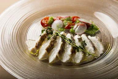 鯛の炙りカルパッチョ、トマトとタイムの香り