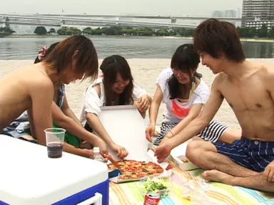 家族や友人と屋外でピザを楽しむ「外ピザ」イメージ