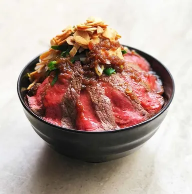 【表参道 Lounge 1908】大麦牛肩ロースのジューシーステーキ丼　1,080円(税込)