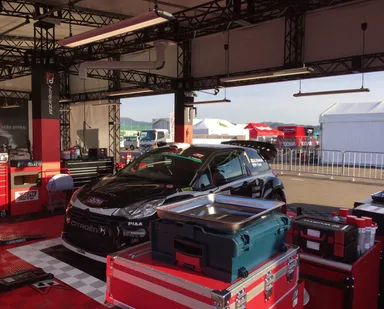 「SIGMA」のメカニックテントの照明として