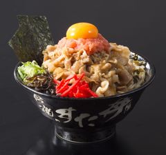 “ご当地”すた丼 1周年記念！第5弾は「博多」に上陸　「博多とんこつ“MTK”すた丼」が6月1日より全国販売　新発想のこってり＜バリうま＞ジャンク飯登場！