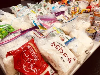 社員が持ち寄ったお米などの食料品