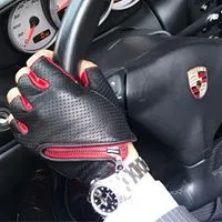 人気上昇中「CACAZAN」のドライビンググローブ