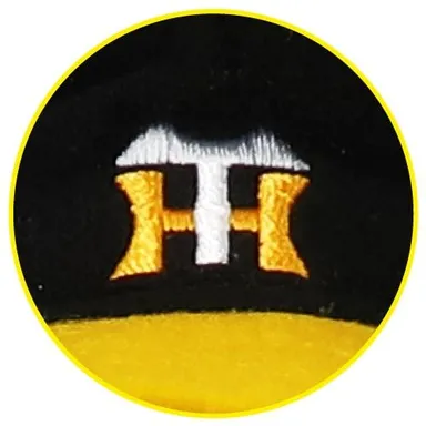 ブルブルトラッキー 帽子にロゴ