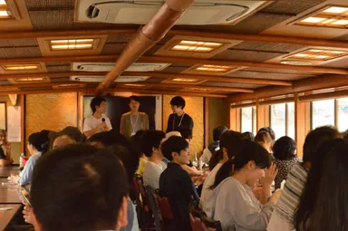 学生によるガイドの様子