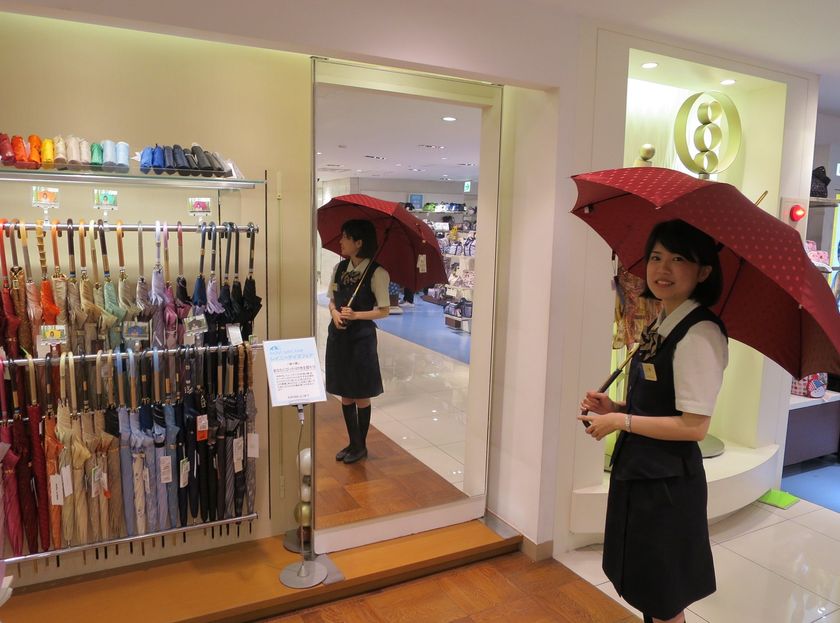 今年は「顔映り」を重視した傘選びを！
小田急新宿店で、婦人傘の色別コーナーを開設