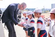 福井　代表：ハンス・ブランケンが児童に傘を贈呈