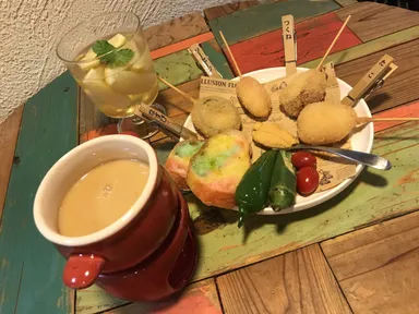 濃厚ウニソースで食べる串カツ「ウニージョ」