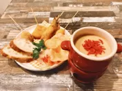 濃厚オマール海老のソースで食べる串カツ「エビージョ」