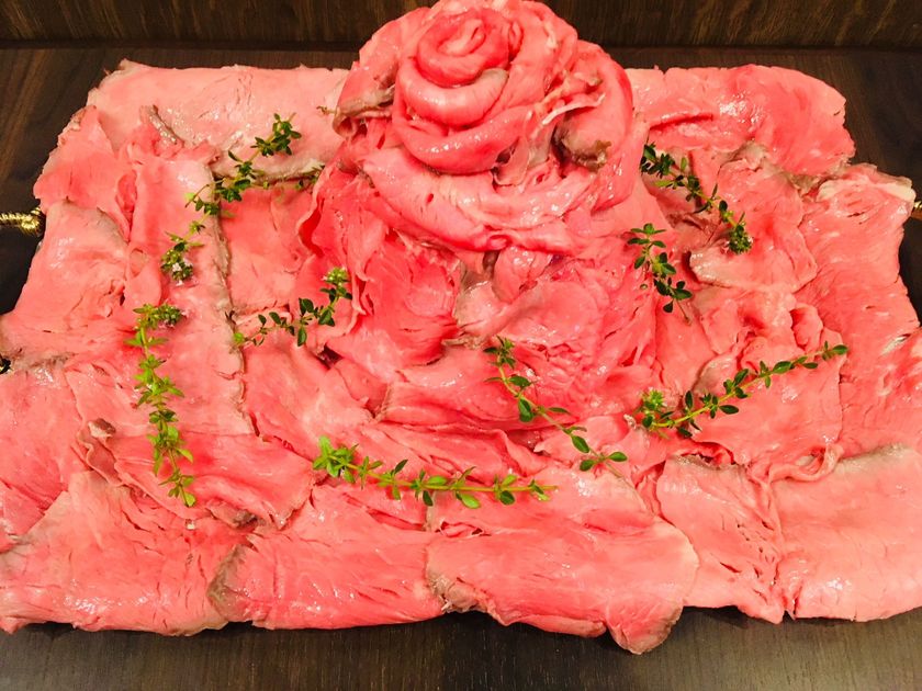 「ローストビーフの日(6月10日)」に
皿からはみ出るほどの量(610g)を盛り込んだ
ローストビーフを610円にて数量限定販売！