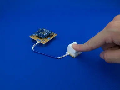 「押す」だけでなく「つねる・なでる」も認識