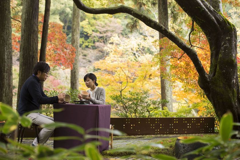 星のや京都（京都府・嵐山）
京都の庭師と庭の秋を見つけ、宇治・朝日焼の器に秋を描く
「脱デジタル滞在・秋〜職人と秋を探して～」開催
期間：2018年9月1日～11月30日