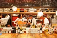 DRAEMONセブン(イメージ)：活気溢れるオープンキッチンと、ワイワイガヤガヤとお楽しみいただける店内です。