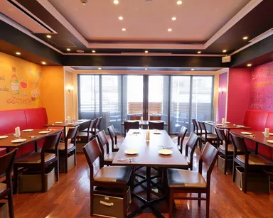 オープンフロアな店内