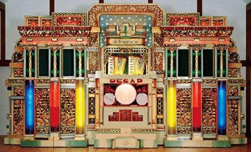 六甲オルゴールミュージアム
世界最大級のダンス・オルガンで聴く「ミッキーマウス・マーチ」
～人気曲をメドレーにした新作ソフト完成披露！！
技術者による製作秘話も～