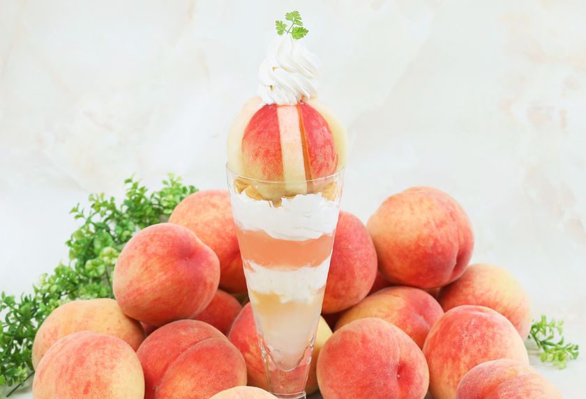 ジョナサン史上初！桃を“まるごと1個”
フレッシュ国産白桃を王冠のようにのせた
キング級のデラックスパフェが即位