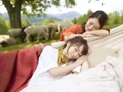 【トマム】牧場ラウンジ　羊とお昼寝ハンモック　眠る女子イメージ１
