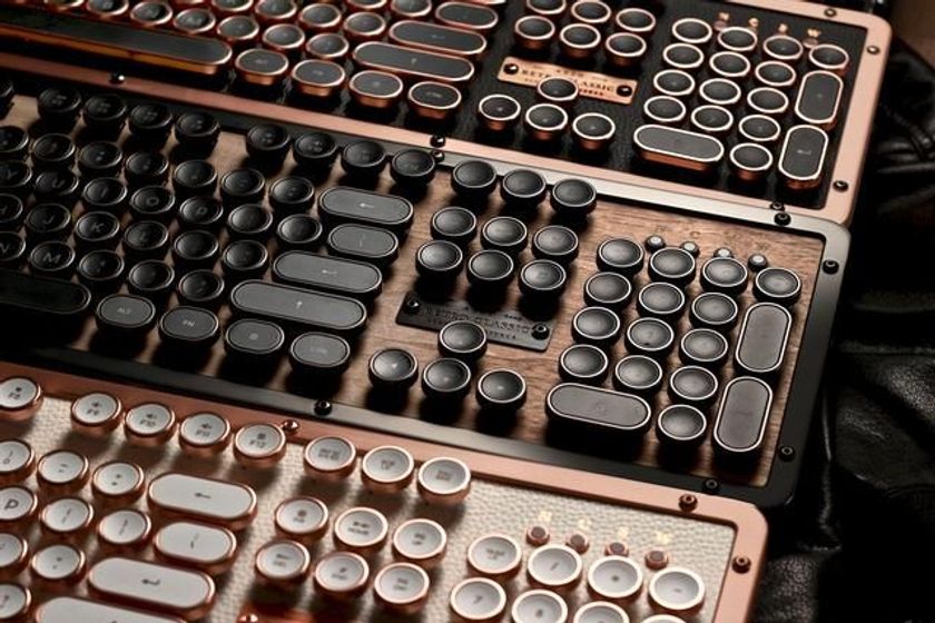 タイプライターのヴィンテージ感溢れるキーボード
「Azio Retro Classic」がBluetoothとMacに対応し、
新スタイルELWOODも加えて新登場!
パソコン工房 AKIBA STARTUPにて展示開始しました!