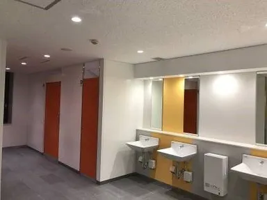 リニューアル後の駅トイレ（寝屋川市駅）